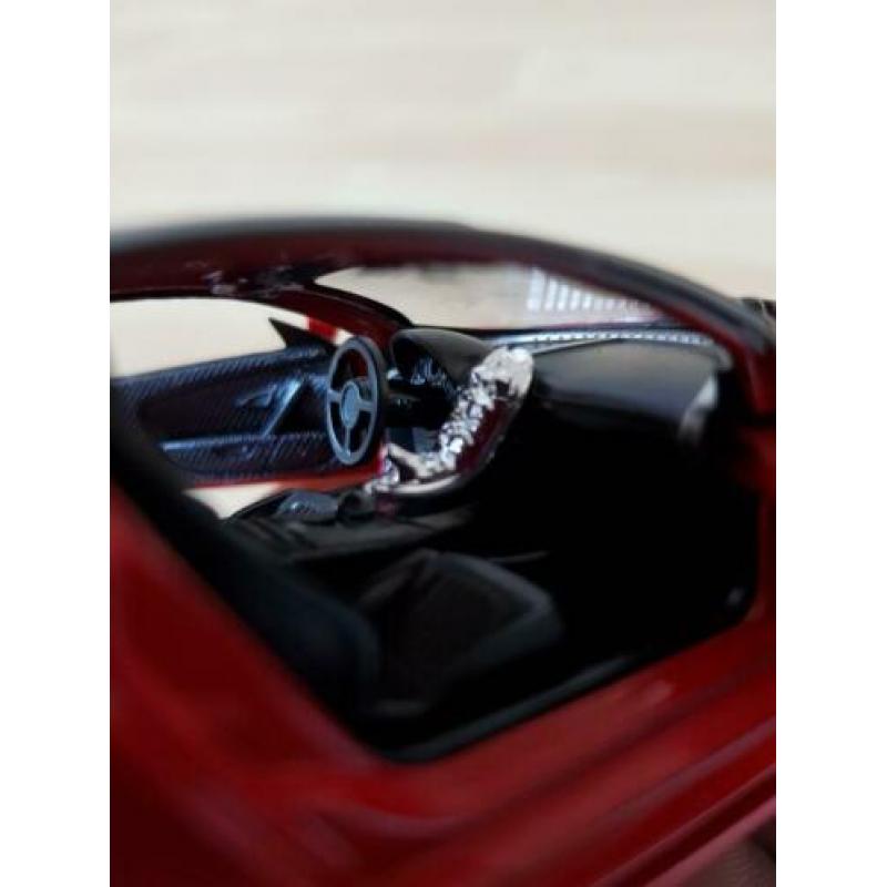 Mooi gedetailleerde model van de bugatti veyron 1:36