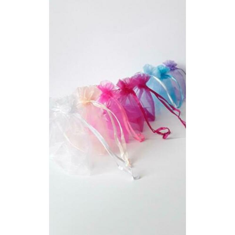 Heel vele nieuwe kleuren organza zakjes. In drie maten