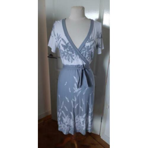Prachtige jurk,pencil ,v-hals,kleur grijs met wit maat 38