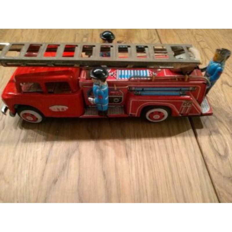 Blikken brandweerwagen.