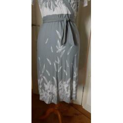 Prachtige jurk,pencil ,v-hals,kleur grijs met wit maat 38