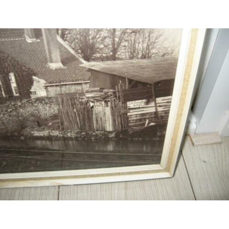Schilderij/foto van een molen, gesigneerd. 45x63 cm.€25.00