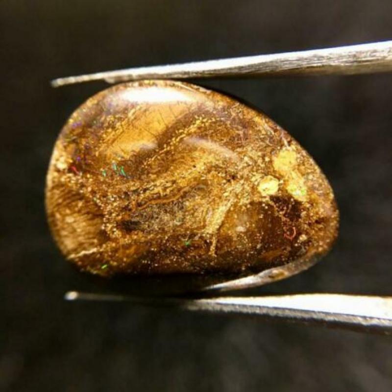 Twee stuks Boulder opaal cabochon
