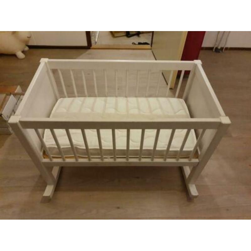 wit baby schommelwiegje , gebruikt maar netjes