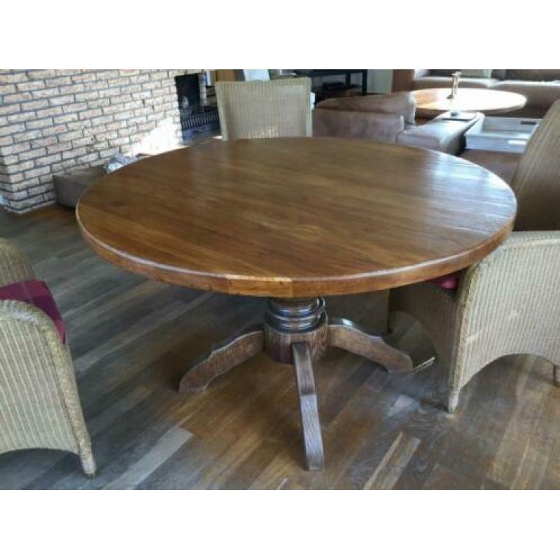 ronde eikenhouten eettafel
