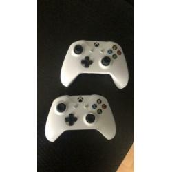Xbox one S 500GB 2 controllers