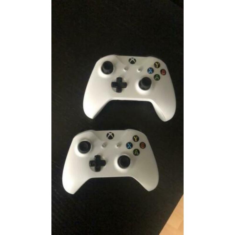 Xbox one S 500GB 2 controllers