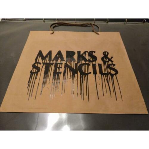 Banksy Marks and Stencils gezeefdrukte papieren tas. Z.g.a.n