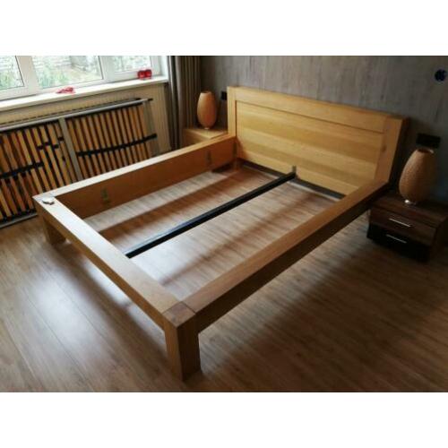 Modern eiken bed (incl lattenbodem)