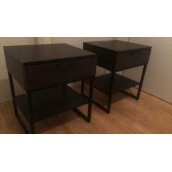 2 leuke donkere nachtkastjes te koop