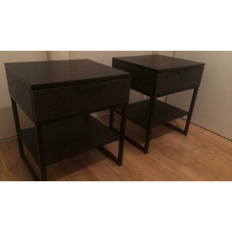 2 leuke donkere nachtkastjes te koop