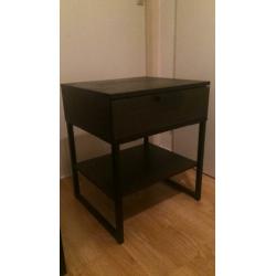 2 leuke donkere nachtkastjes te koop