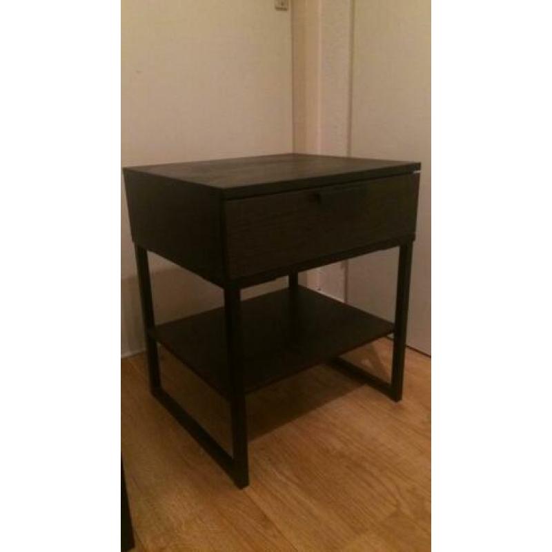 2 leuke donkere nachtkastjes te koop