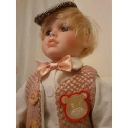 Porceleinen Pop Jongen op standaard, ca. 30 cm hoog