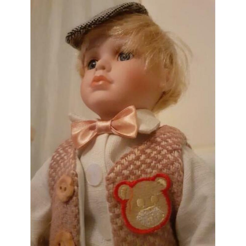 Porceleinen Pop Jongen op standaard, ca. 30 cm hoog