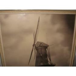 Schilderij/foto van een molen, gesigneerd. 45x63 cm.€25.00