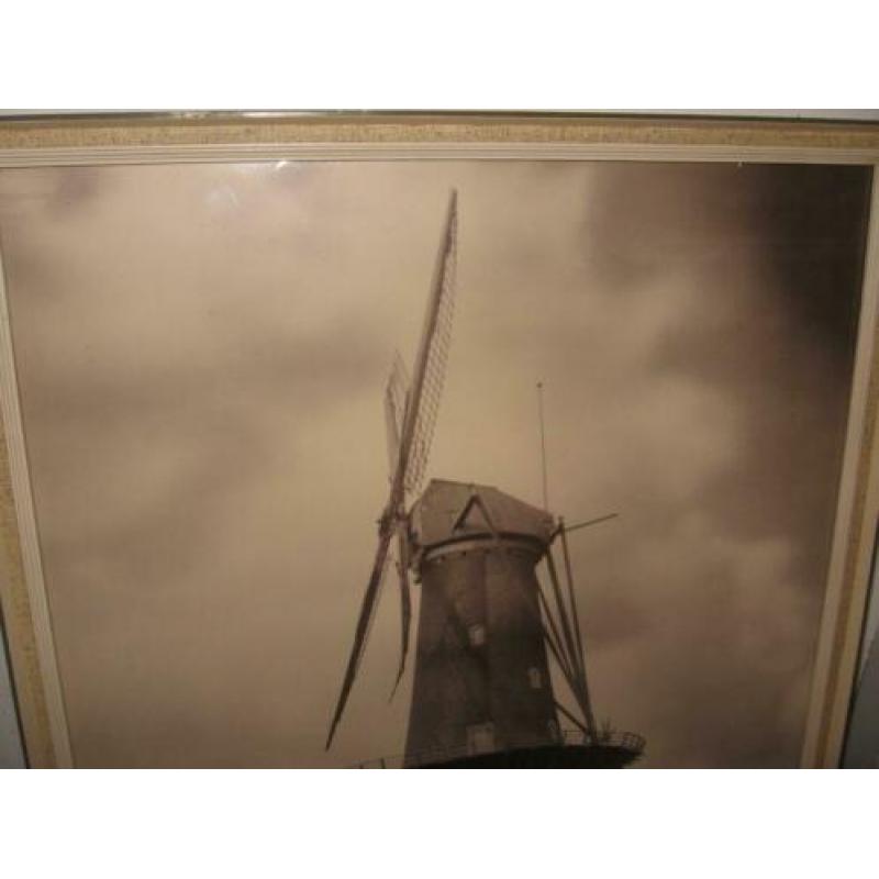 Schilderij/foto van een molen, gesigneerd. 45x63 cm.€25.00
