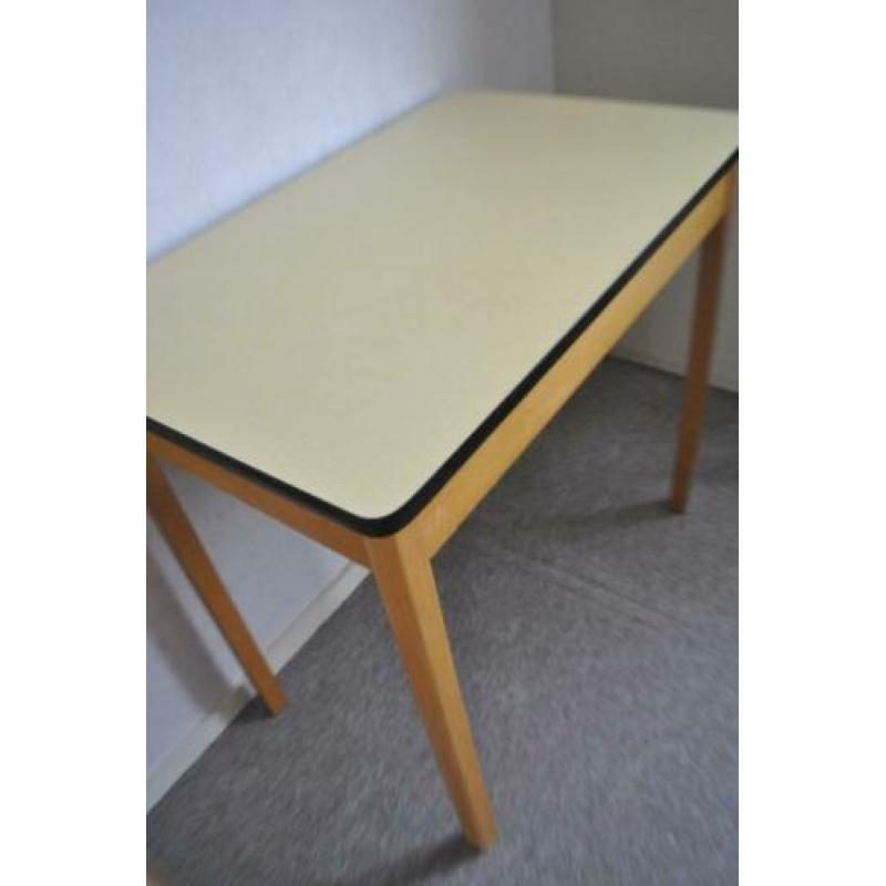 Tafel, vintage, jaren 60, geel tafelblad, nette staat