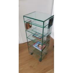 Glazen CD/DVD rek op wieletjes.