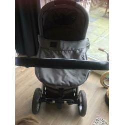 Grijze kinderwagen, maxicosi, reiswieg €150,-