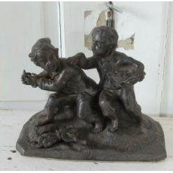 Oud/antiek beeld van 2 ruziende Jongens.Zamak