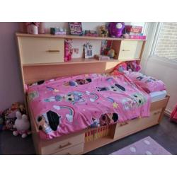 Complete slaapkamer bed kasten en veel opbergruimte