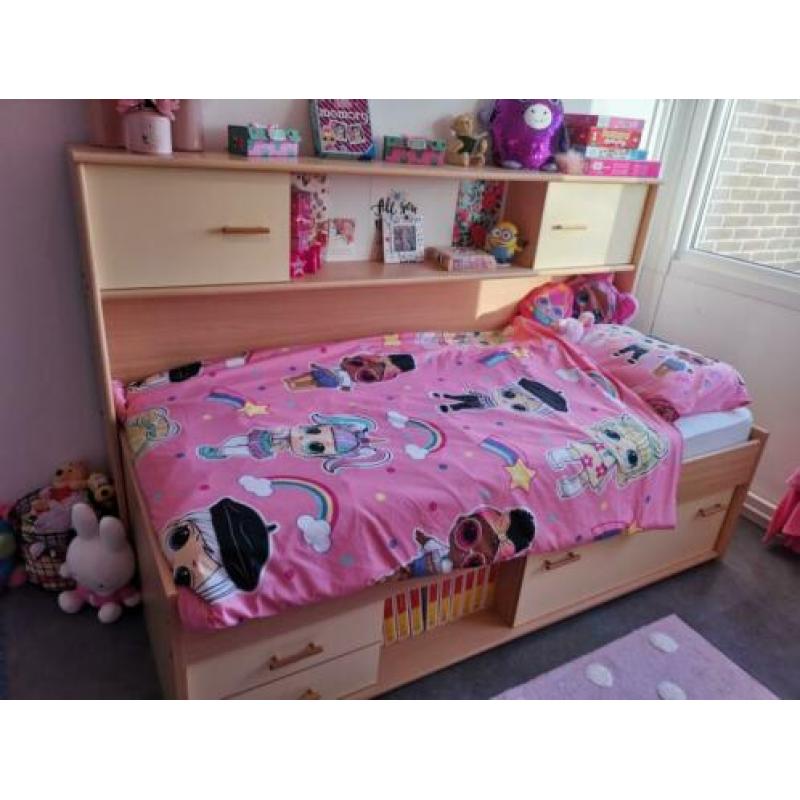 Complete slaapkamer bed kasten en veel opbergruimte