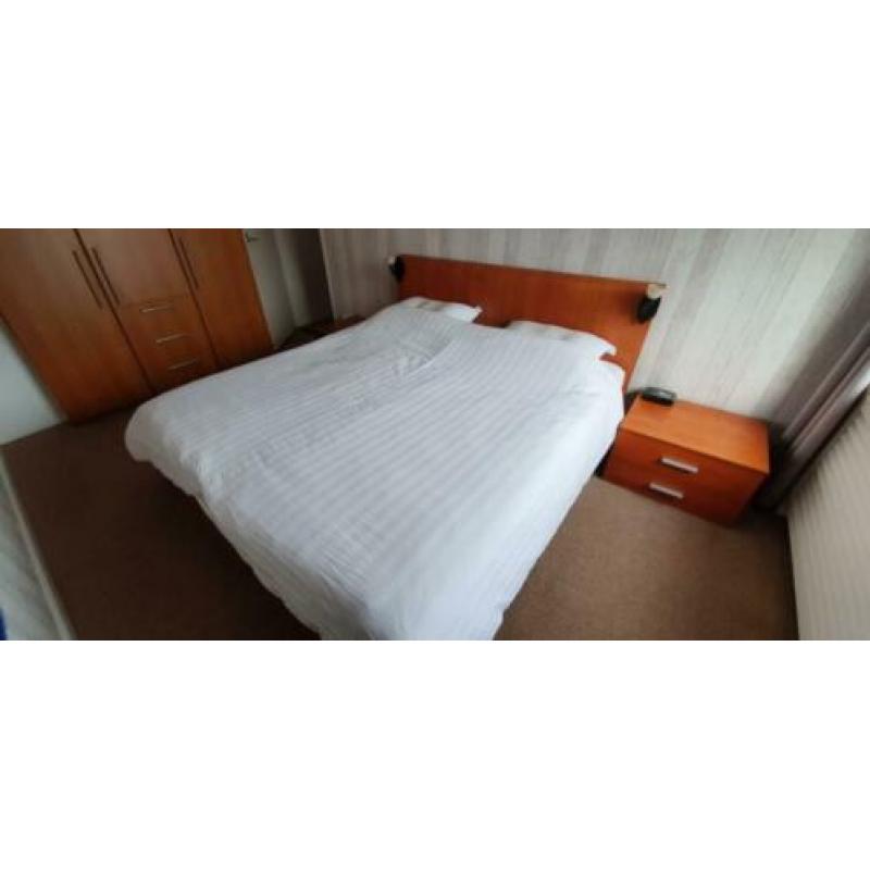 Tweepersoons bed 180 x 200 bed ombouw kersen + nachtkastjes
