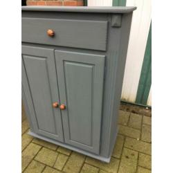 Stoere grijsgroene meidenkast landelijk buffet servieskast
