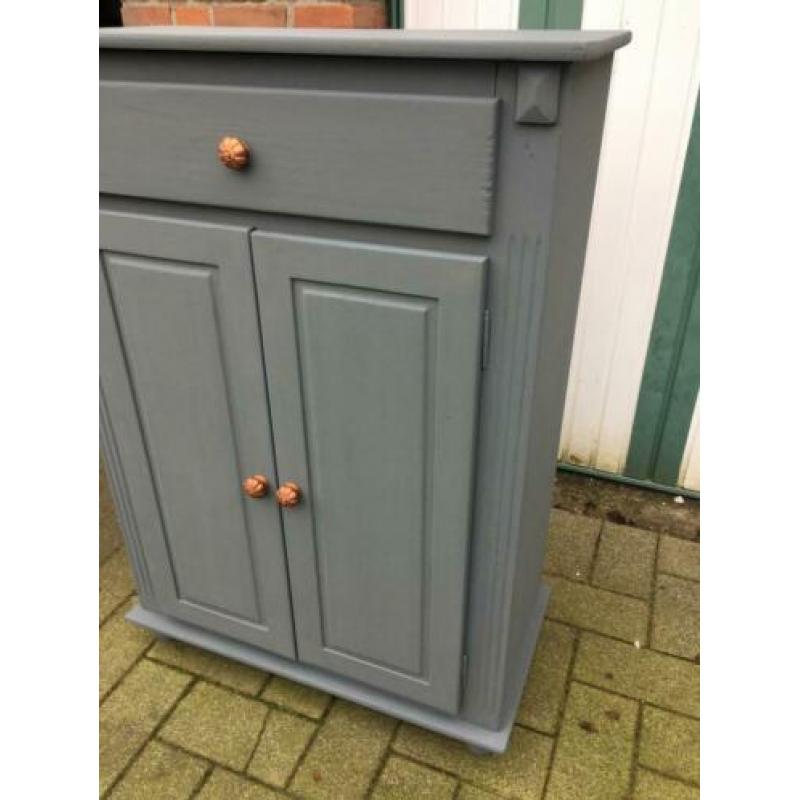 Stoere grijsgroene meidenkast landelijk buffet servieskast