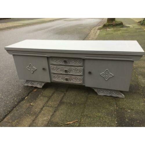 Grenen kast, met 3 laatjes en twee deurtjes, greywash