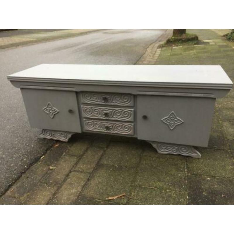 Grenen kast, met 3 laatjes en twee deurtjes, greywash