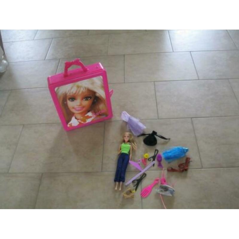 barbie met koffer en acc