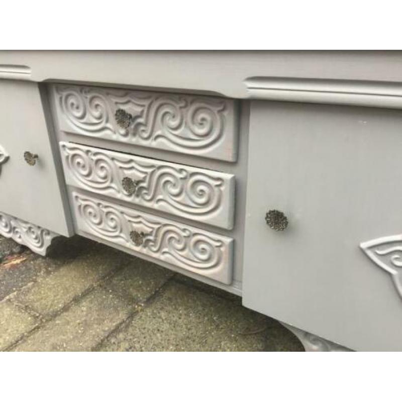 Grenen kast, met 3 laatjes en twee deurtjes, greywash