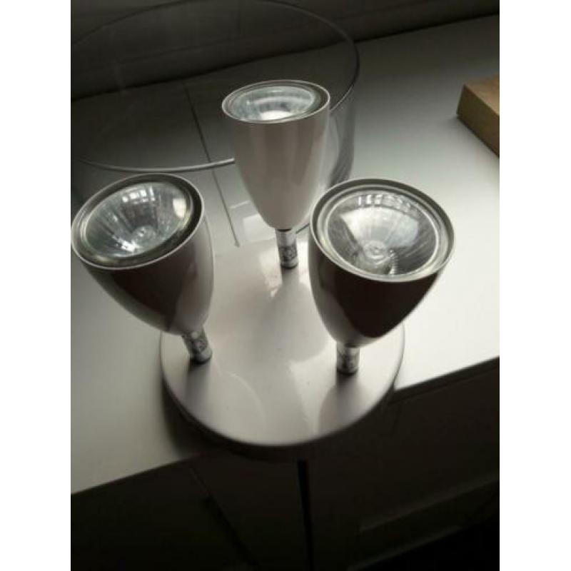 De witte is een plafon lamp