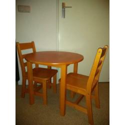 Tafel en stoeltjes