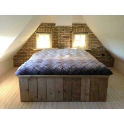 Houten bed met verhoogde instap, bedden steigerhout maatwerk