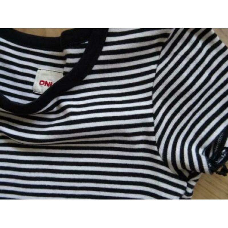 SUPERSALE !! ONLY maat S. basic zwart/wit t shirt.