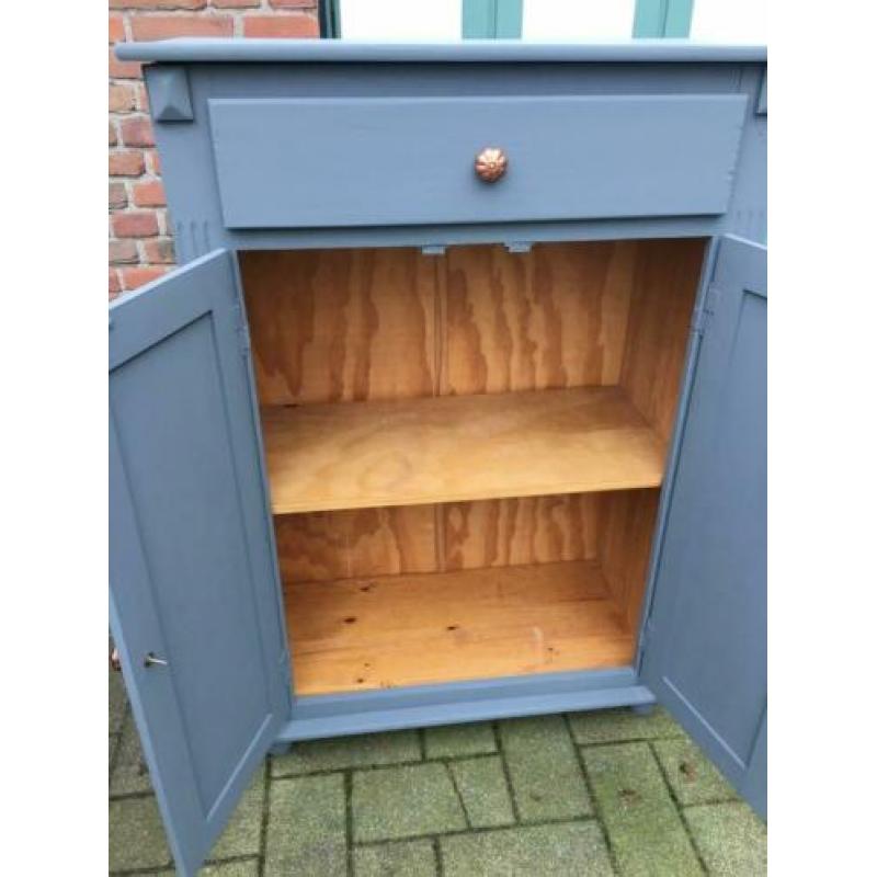 Stoere grijsgroene meidenkast landelijk buffet servieskast