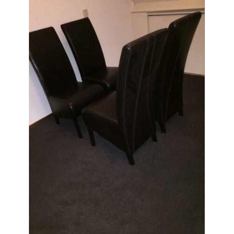 Wegens verhuizing: 4 z.g.a.n. eetkamerstoelen. D.bruin leer