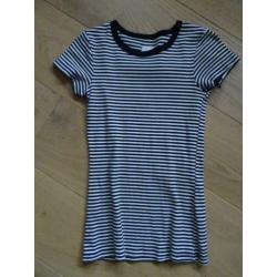 SUPERSALE !! ONLY maat S. basic zwart/wit t shirt.