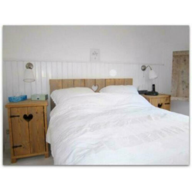 Houten bed met verhoogde instap, bedden steigerhout maatwerk