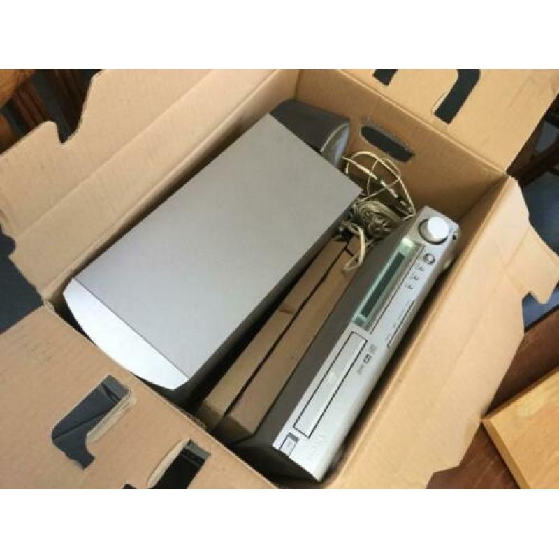 DVD/CD speler met boxes en sub-woofer