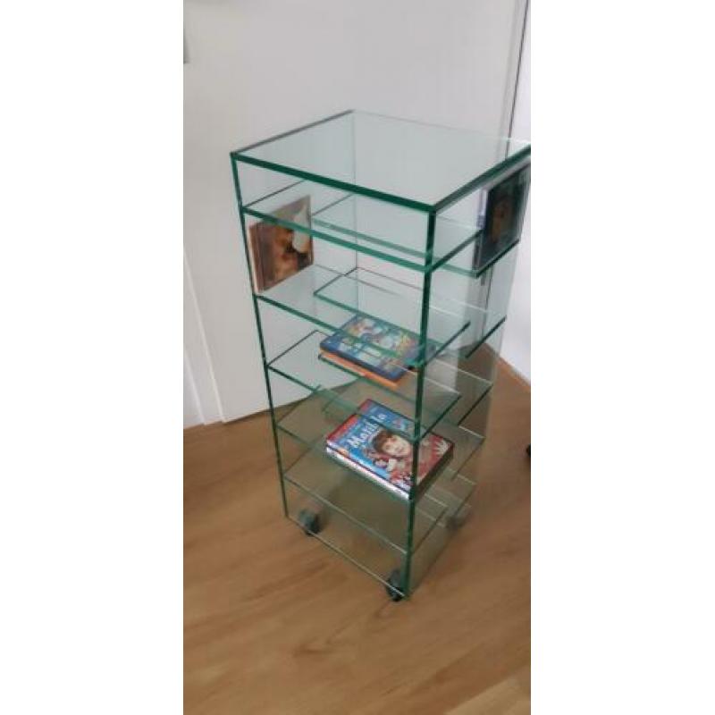 Glazen CD/DVD rek op wieletjes.