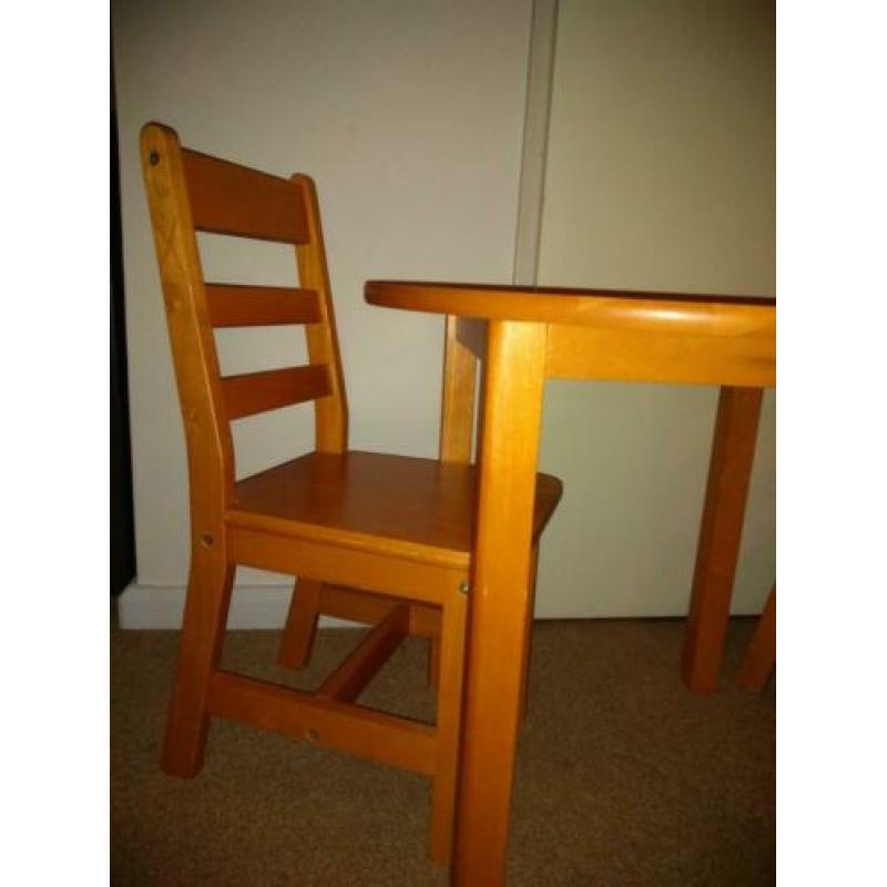 Tafel en stoeltjes