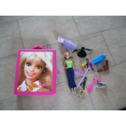 barbie met koffer en acc