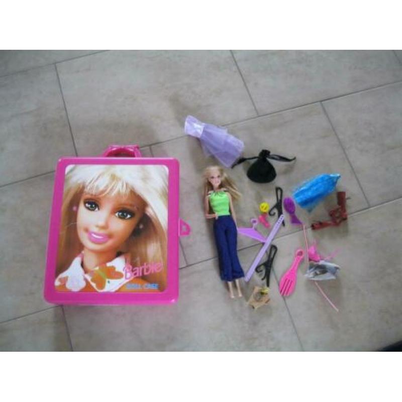 barbie met koffer en acc