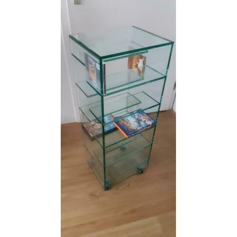 Glazen CD/DVD rek op wieletjes.