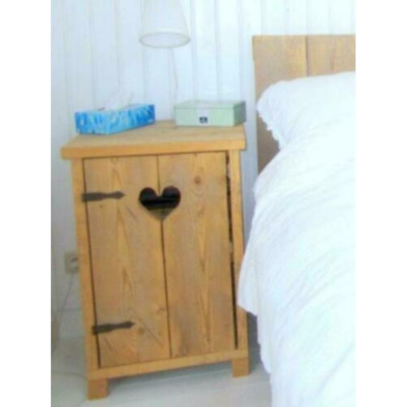 Houten bed met verhoogde instap, bedden steigerhout maatwerk