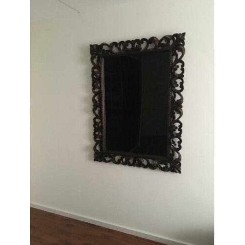 Spiegel met houtbewerkte lijst 125cm x 95cm
